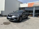 un SUV gris garé devant un immeuble