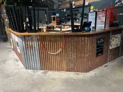 une image représentant un bar sur lequel sont posées plusieurs bouteilles