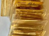 de nombreux lingots d'or posés sur une table blanche