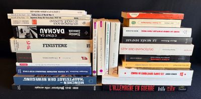 plusieurs livres empilés sur une table