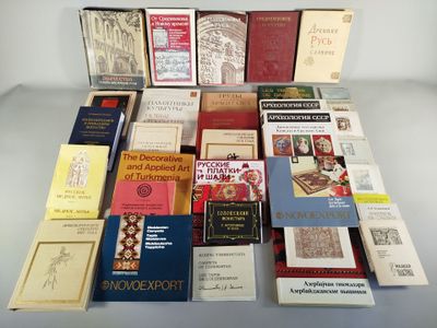un grand nombre de livres posés sur une table