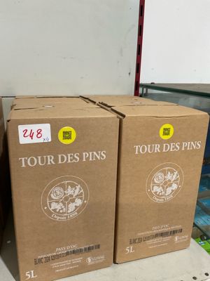 trois boîtes de « Tour des Pins » sur une étagère dans un magasin