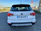 l'arrière d'une voiture blanche garée sur le bord de la route