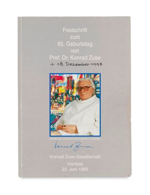 la couverture d'un livre sur laquelle figure la photo d'un homme en chemise blanche