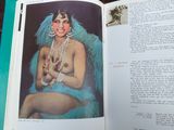 un livre ouvert sur lequel figure l'image d'une femme en robe bleue