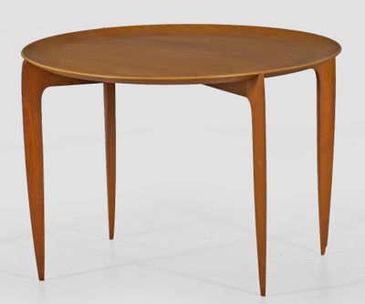 une table ronde avec des pieds en bois et un plateau en bois