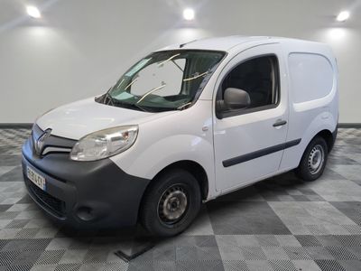 la camionnette blanche est garée sur le sol en damier d'une pièce