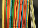 un grand nombre de livres empilés les uns sur les autres