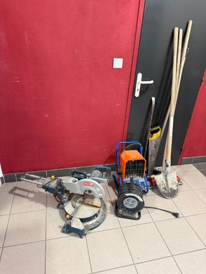 a lot of tools that are sitting on the floor