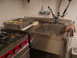 une cuisine équipée d'un évier, d'une cuisinière et d'un four
