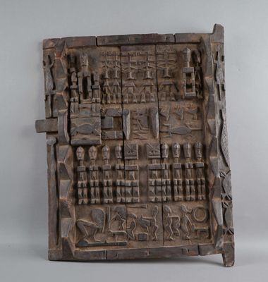 une image représentant une plaque en bois sculptée posée sur un fond blanc