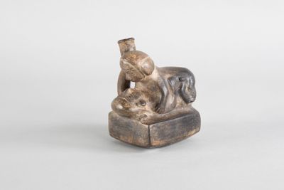 Vase érotique Scène représentant un accouplement, l'homme es…