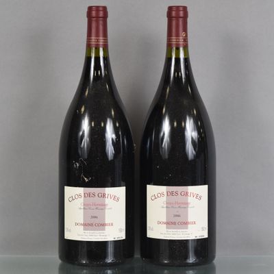 deux bouteilles de vin rouge posées sur une table en verre