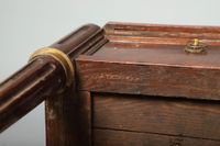 Bureau plat en placage d'acajou ouvrant par trois tiroirs en… (photo 2)