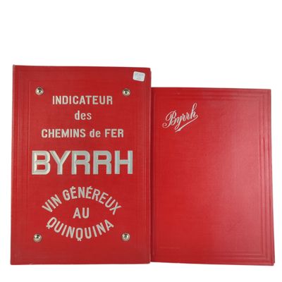 un gros plan sur un livre rouge sur lequel est collée une étiquette