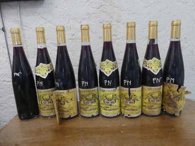 six bouteilles de vin posées sur une table en bois