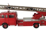 un camion de pompiers rouge équipé d'une échelle