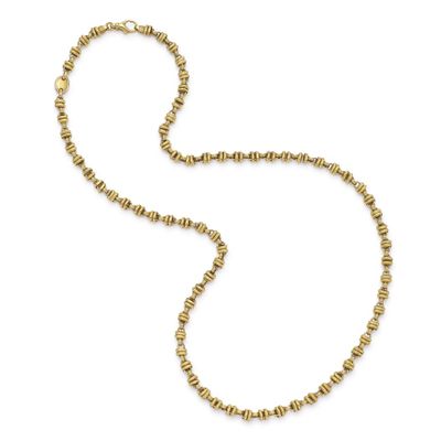 un collier de perles dorées sur fond blanc