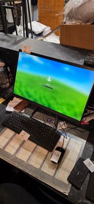 un bureau équipé d'un écran d'ordinateur et d'un clavier