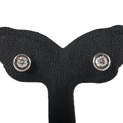 Paire de clous d'oreilles en or gris sertis clos chacun d'un…