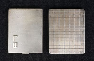 deux types différents d'appareils électroniques posés sur une surface noire