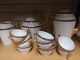 plusieurs tasses et soucoupes posées sur une table