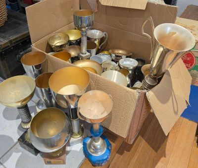 une boîte remplie d'objets en argent et en or posée sur une table