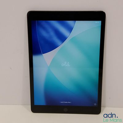 une image représentant une tablette posée sur une table blanche