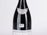la bouteille de vin est posée sur la table, prête à être consommée