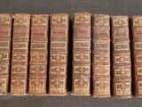 plusieurs vieux livres empilés sur une table