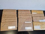 six enveloppes posées sur une table