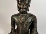 statue d'un Bouddha assis sur fond blanc