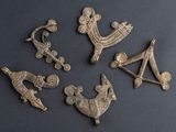 six figurines anciennes en bronze représentant des personnages et des animaux, sur un fond noir