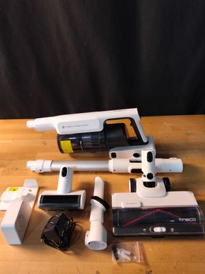 une photo montrant un aspirateur et d'autres objets posés sur une table
