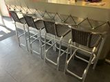 beaucoup de chaises qui sont posées au bar