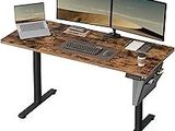 un bureau d'informatique sur lequel sont posés deux écrans et un ordinateur portable