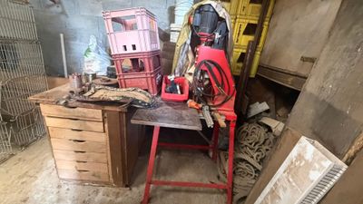 une image d'un établi avec beaucoup d'outils dessus