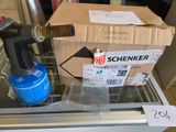 une boîte et une sarbacane posées sur un comptoir