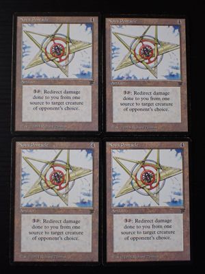 quatre cartes aux motifs différents posées sur une surface noire