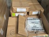 plusieurs boîtes empilées les unes sur les autres