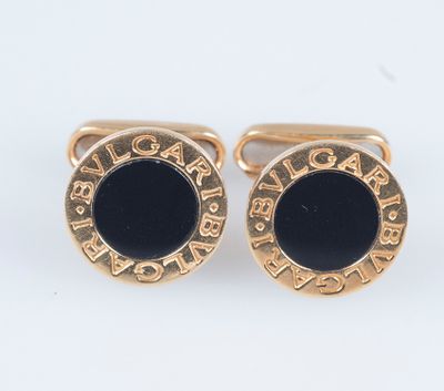 une paire de boutons de manchette en or sertis de pierres noires
