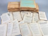 plusieurs vieux livres empilés sur une table