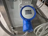 un gros plan d'un appareil électrique bleu et blanc