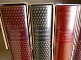 trois livres sont empilés les uns sur les autres sur une étagère