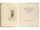 un livre ouvert sur lequel figure le dessin d'un homme en costume