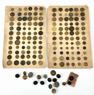 une vieille paire de boutons en bois et une boîte de vieux boutons