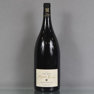 une bouteille de vin posée sur une table en verre
