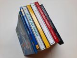cinq livres empilés sur une table