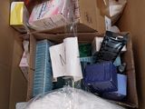 une boîte contenant des articles de toilette et d'autres objets