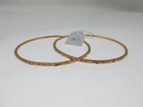 paire de boucles d’oreilles pendantes dorées ornées d’un motif gravé
